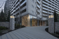 ミリカヒルズのフォトギャラリー：Ｃ・Ｄ棟アプロ－チ夕景