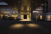 Brillia シティ千里丘のフォトギャラリー：車寄せアプローチ夕景