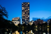 Brillia Tower 上野池之端のフォトギャラリー：外観東面 夜景（不忍池より）