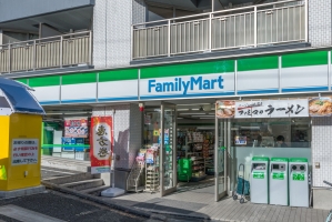 アールヴェール新宿弁天町の周辺施設：ファミリーマート牛込柳町駅前店