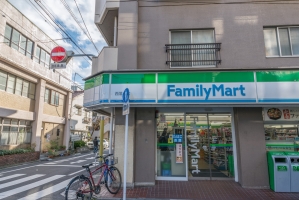 アールヴェール哲学堂の周辺施設：ファミリーマート西落合店