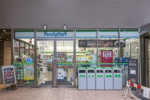 東京ツインパークスの周辺施設：ファミリーマート汐留メディアタワー店