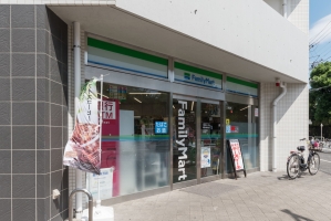 Brillia 世田谷喜多見 の周辺施設：ファミリーマート喜多見駅北店