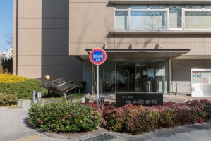 ロワ・ヴェール表参道の周辺施設：渋谷区立中央図書館