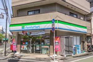 Brillia 外苑出羽坂 の周辺施設：ファミリーマート四谷若葉店