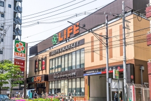 Brillia 新宿若松町idの周辺施設：ライフ若松河田駅前店