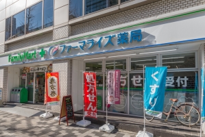 外神田フジハイツの周辺施設：ファミリーマート・ファーマライズ薬局末広町店