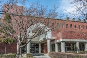 プランヴェール越谷の周辺施設：越谷市立図書館