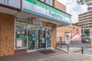 プランヴェール鶴巻の周辺施設：ファミリーマート鶴巻温泉駅前店