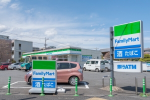 プランヴェールせせらぎの丘の周辺施設：ファミリーマート八王子別所店