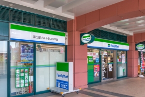 ビューポリスの周辺施設：ファミリーマート富士屋オルトヨコハマ店