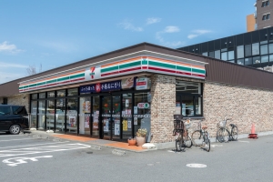 フェアヒルズ南大沢の周辺施設：セブンイレブン八王子松木北店