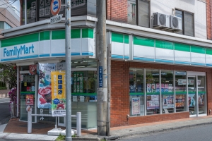 フィーリア上尾の周辺施設：ファミリーマート上尾西口店