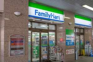 プランヴェール谷塚駅前の周辺施設：ファミリーマート谷塚駅店