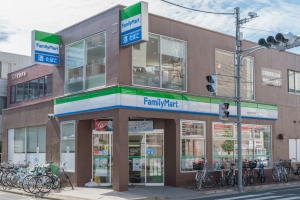 ミューズシティ ザ・ファーストタワーの周辺施設：ファミリーマート武蔵浦和駅東店