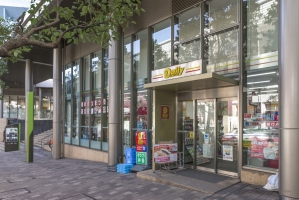 ザ・六本木東京クラブレジデンスの周辺施設：デイリーヤマザキ六本木3丁目店