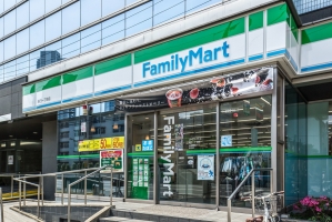 Brillia 辰巳 CANAL TERRACEの周辺施設：ファミリーマート辰巳一丁目店
