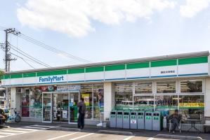 Brillia 砧公園 の周辺施設：ファミリーマート鎌田水神橋店