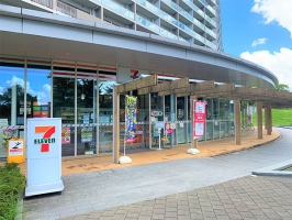 Brillia 多摩ニュータウン の周辺施設：セブン-イレブン ブリリア多摩ニュータウン店（敷地内）
